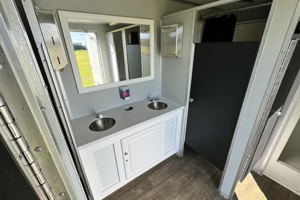 Shower Trailer 24 - sinks plus